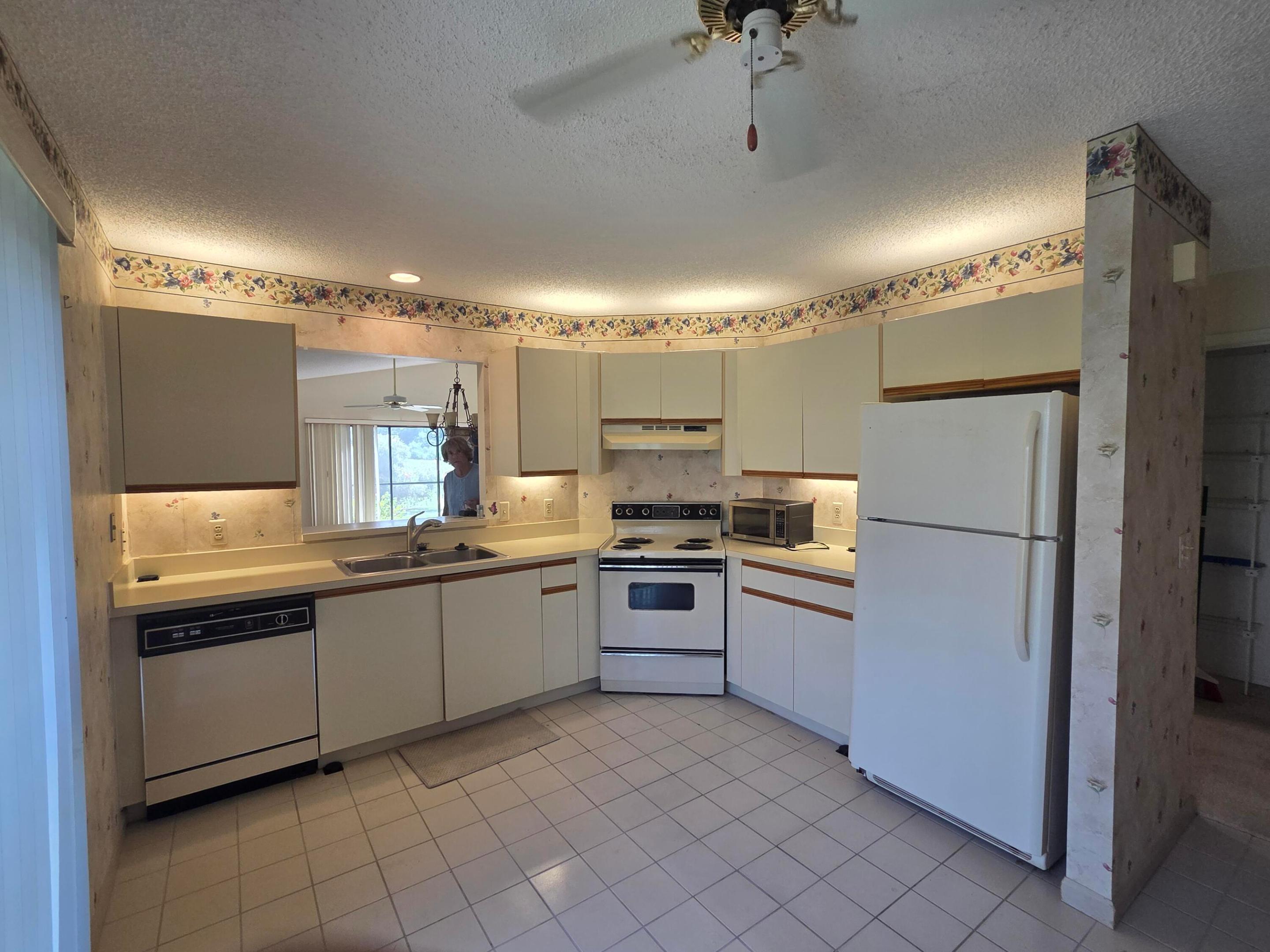 Image 4: kitchen 3