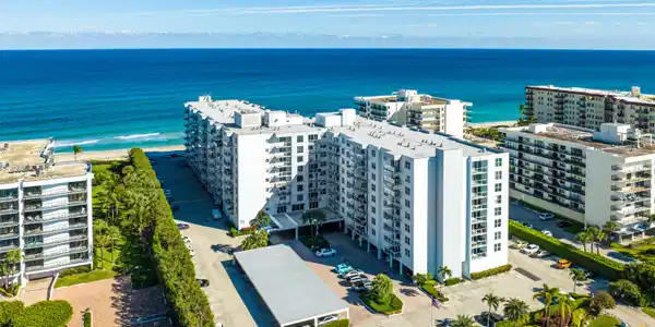 Image 3: Sits on Oceanside