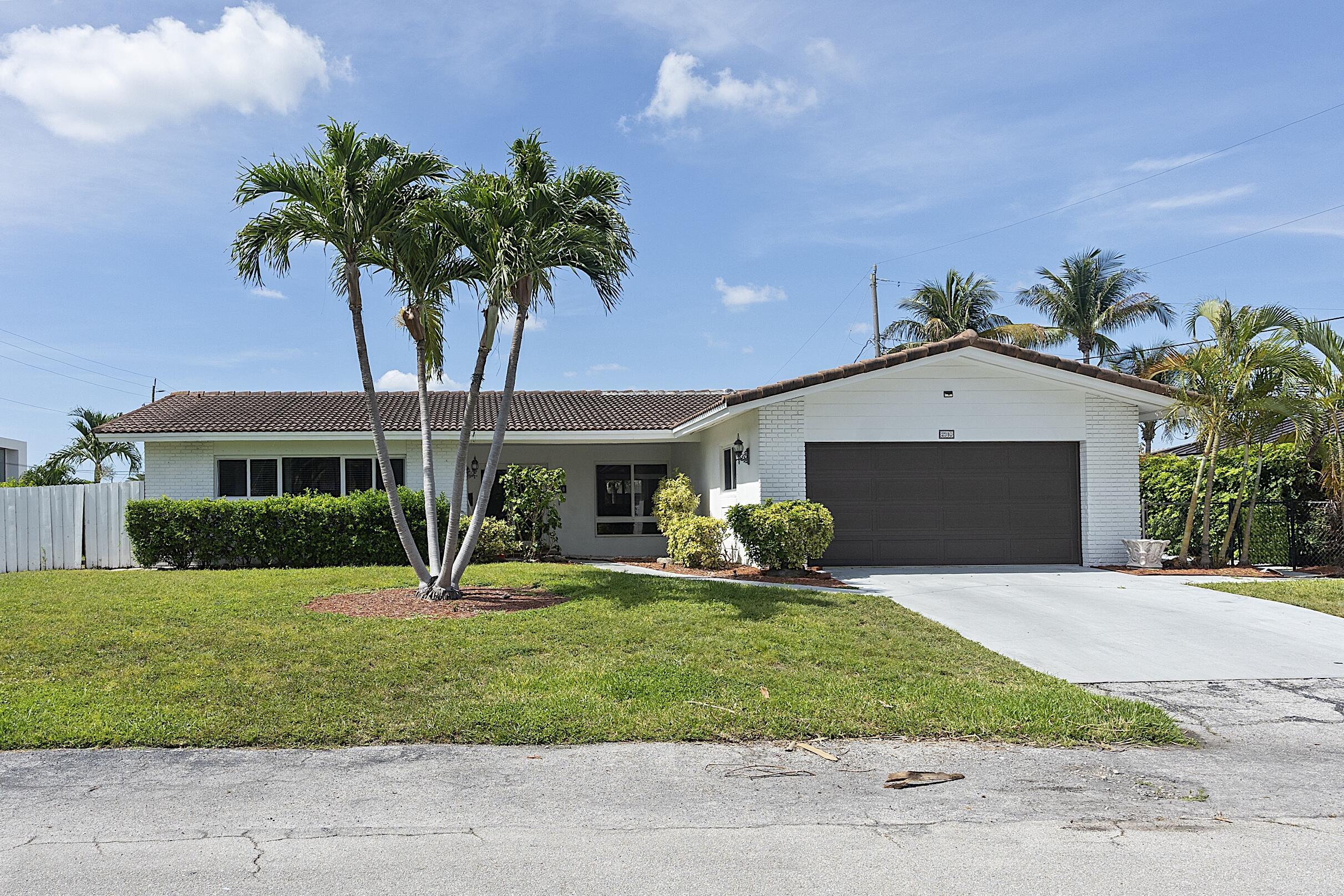 Image 1: 2910 NE 40th Ct - - 002