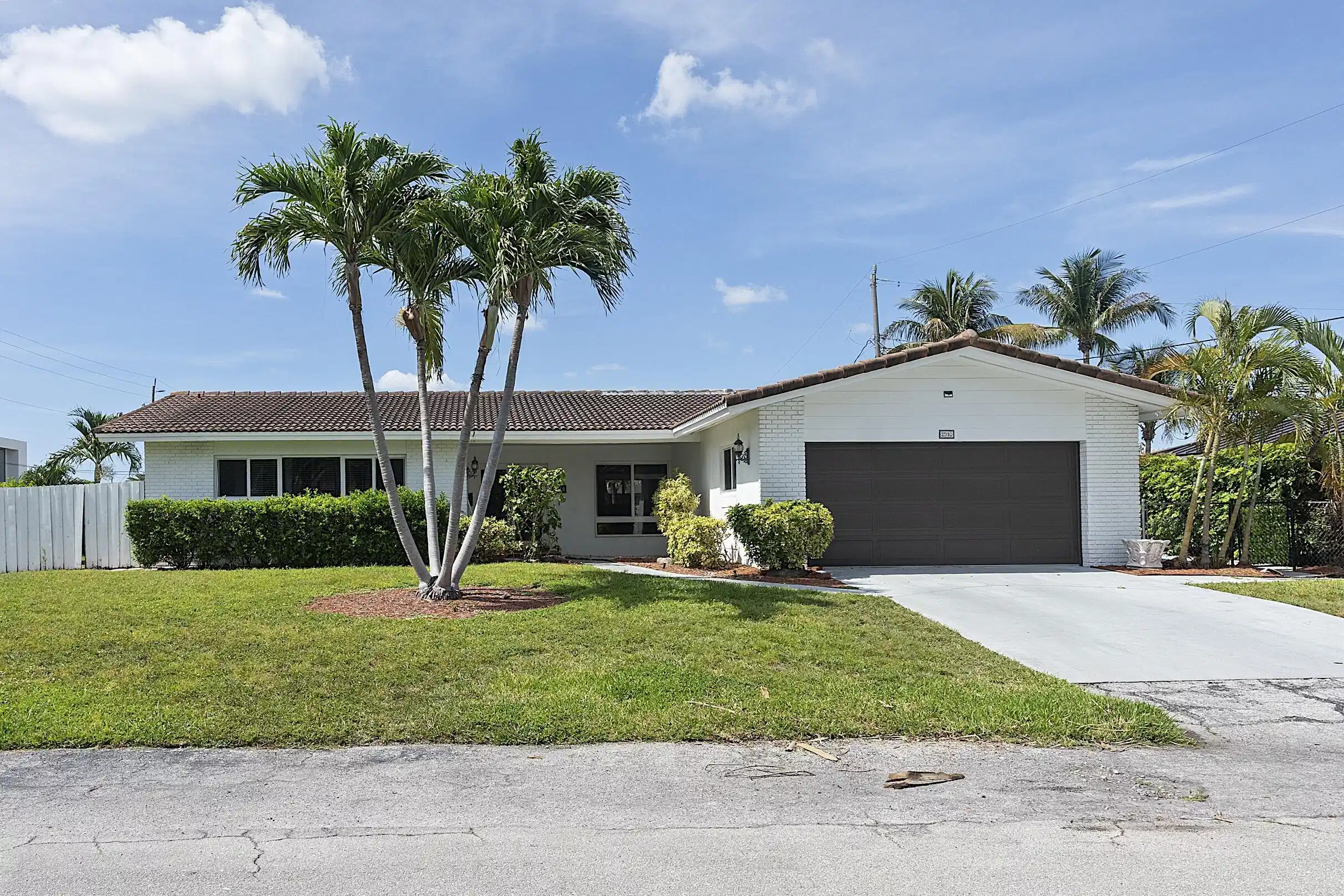 Image 1: 2910 NE 40th Ct - - 002