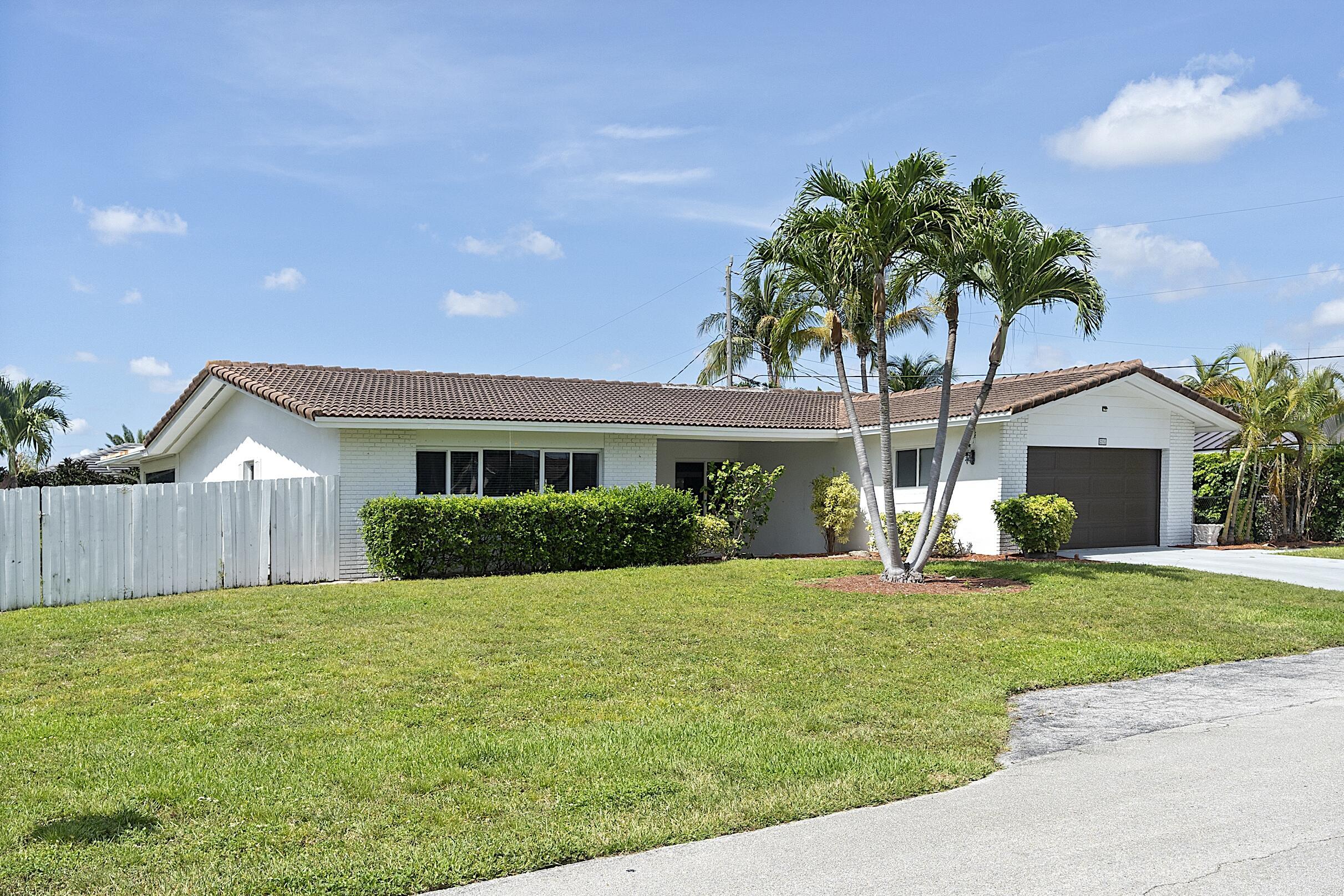 Image 2: 2910 NE 40th Ct - - 004