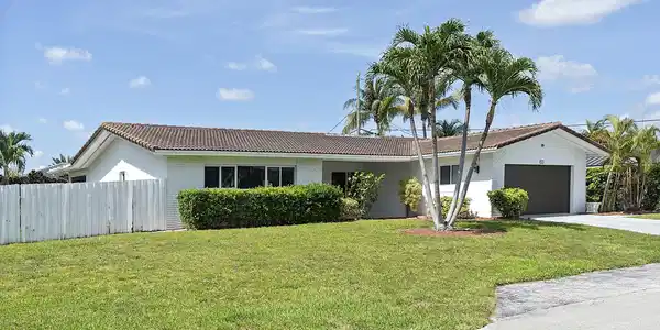 Image 2: 2910 NE 40th Ct - - 004