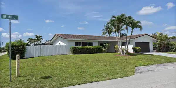 Image 4: 2910 NE 40th Ct - - 003
