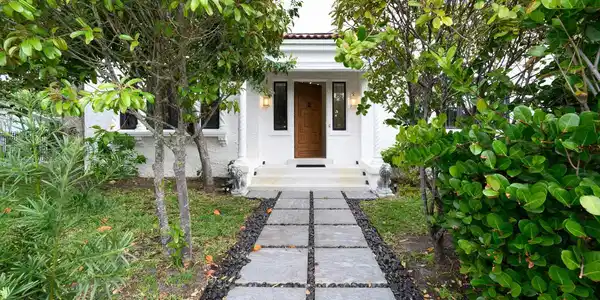 Image 3: Front