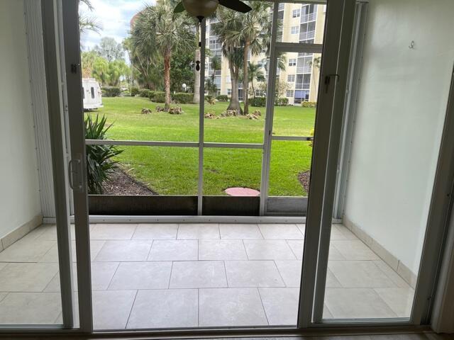 Image 4: Tiled and screened patio with awsome peaceful gard