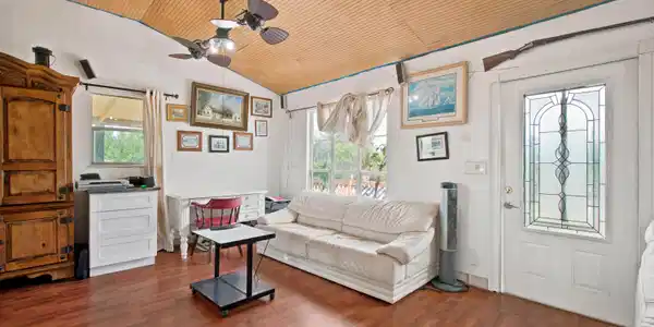 Image 3: Main Floor - 1st Floor Entry sitting area