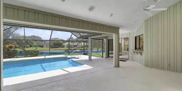 Image 2: Outdoor entertaining space.