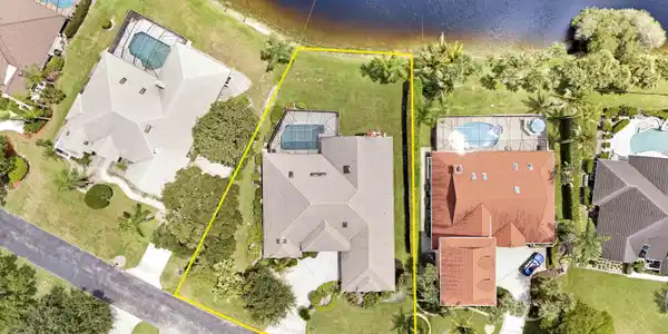 Image 3: Large lakefront lot.