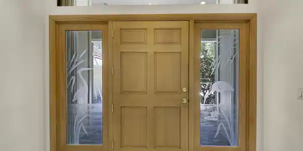 Image 4: Wide entry door.