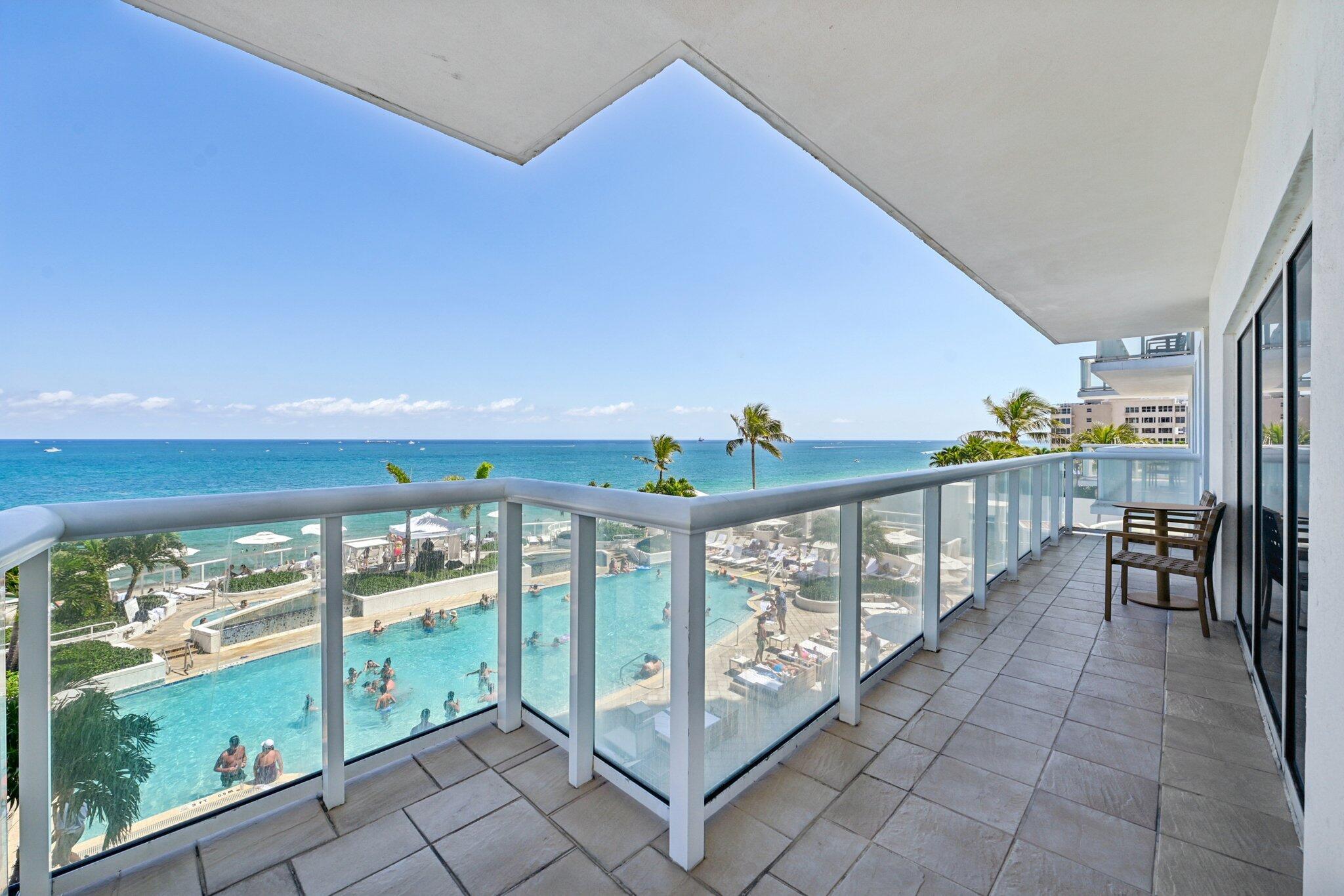 Image 1: Wraparound balany 320 sqft NE Corner unit
