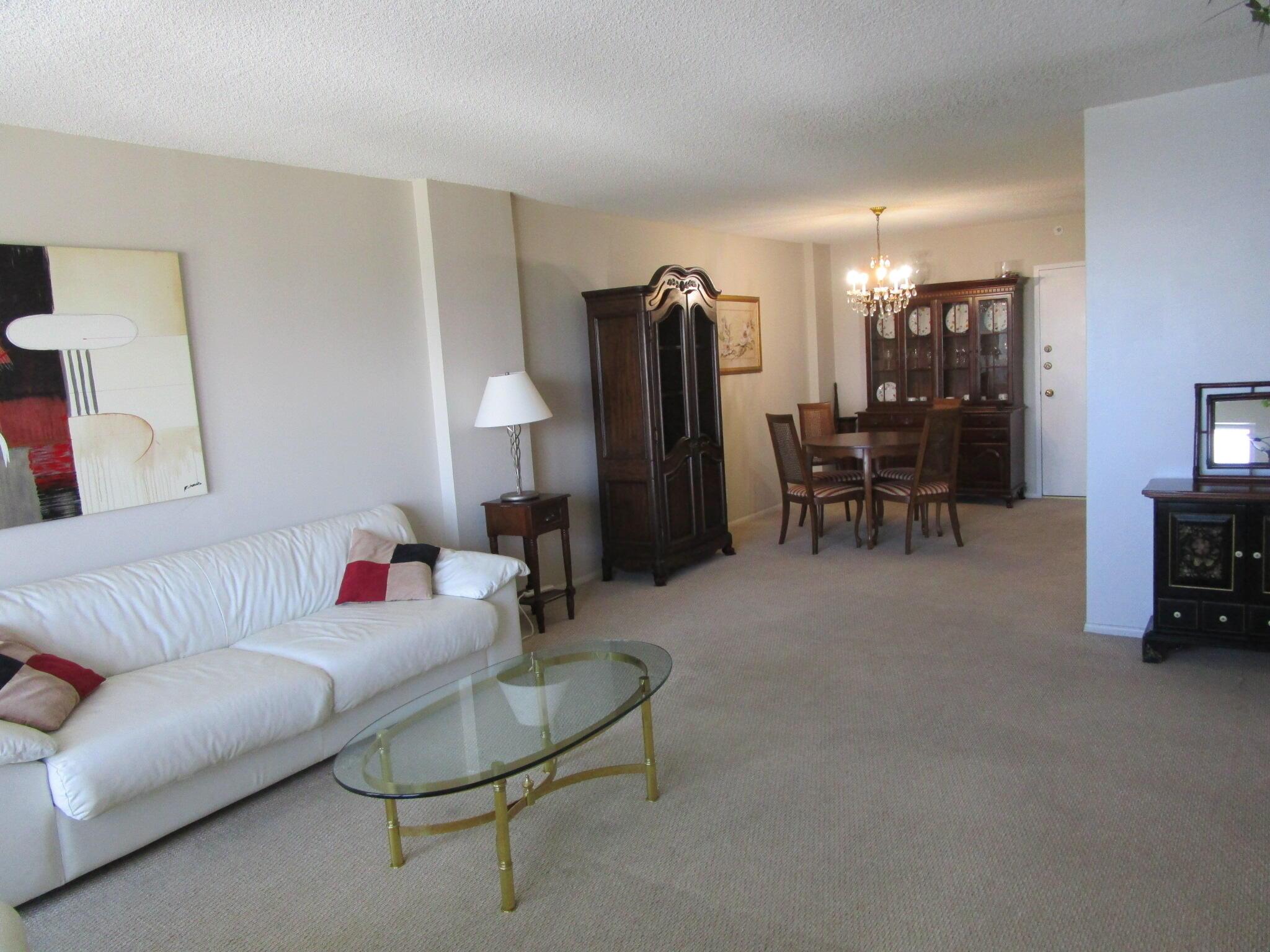 Image 2: Bright & airy living room