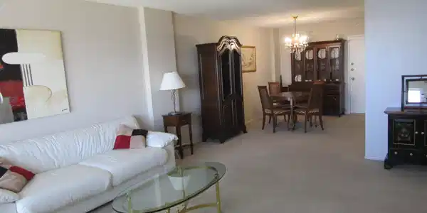 Image 2: Bright & airy living room