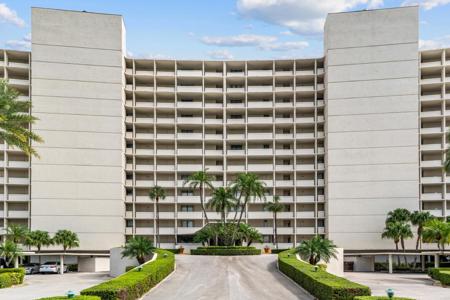 124 Lakeshore Drive
