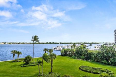 124 Lakeshore Drive