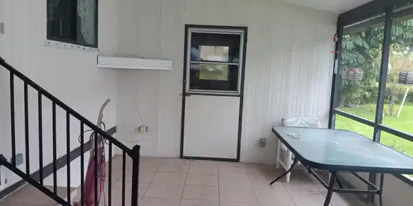 Image 3: Screen porch