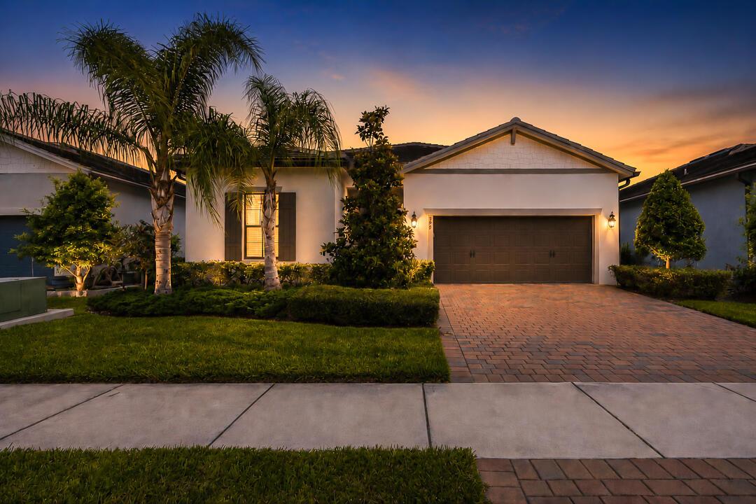 Image 2: 599 SE Villandry Way-48