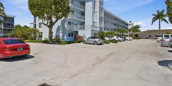 Image 2: 02_front