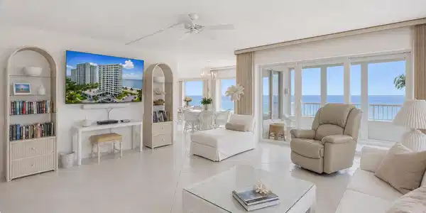 Image 4: Living Area
