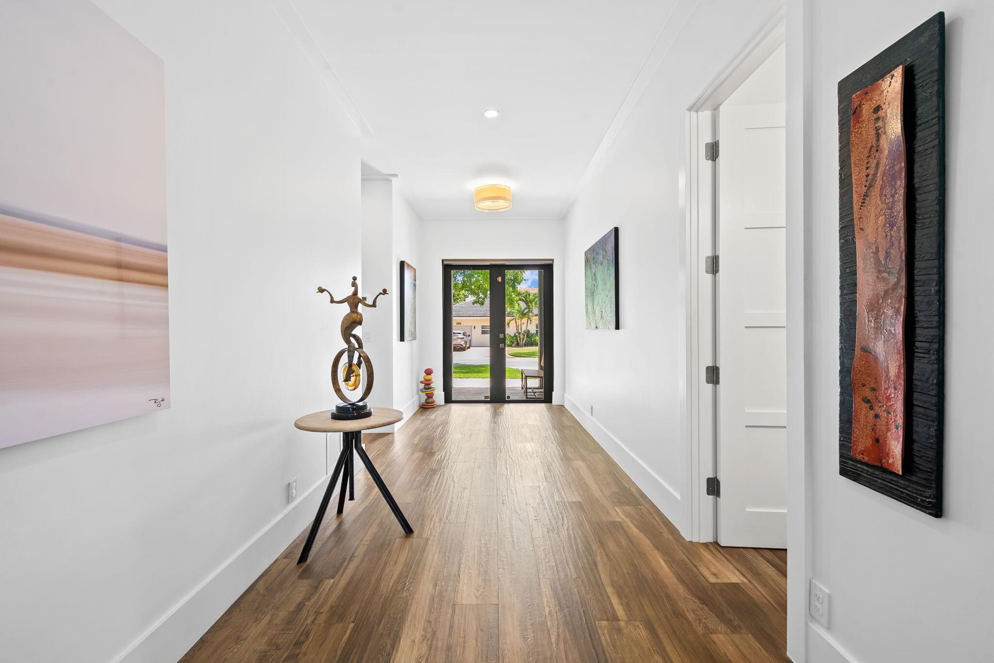 Image 3: Sky high ceilings