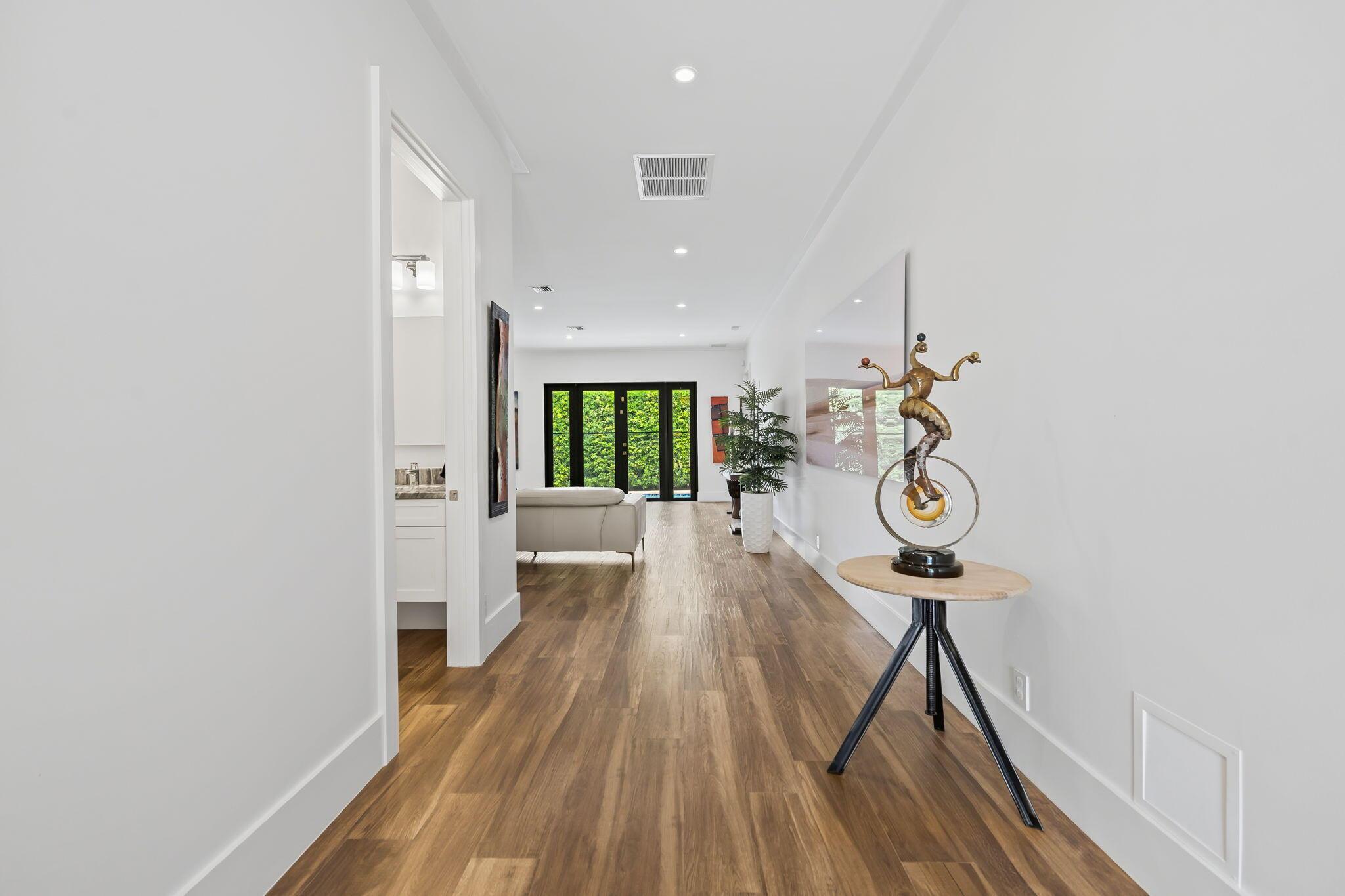 Image 4: 3209 foyer 2