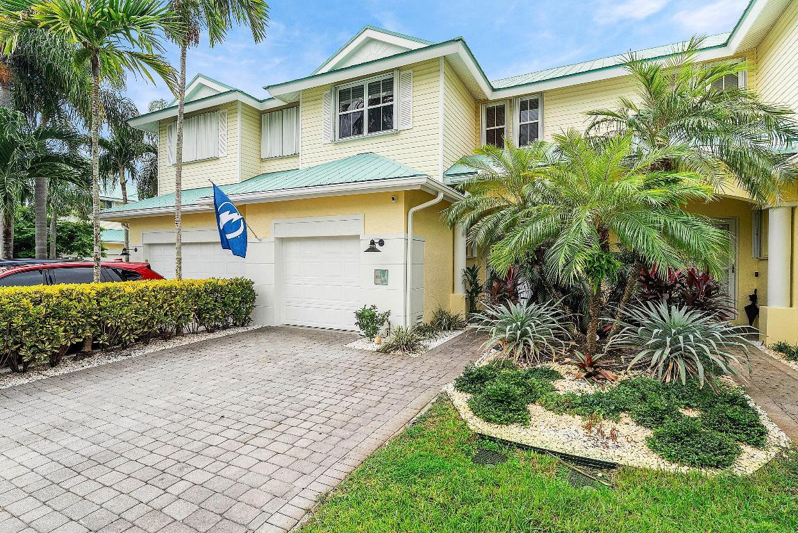 Image 4: 1 Car Garage / 2 Outside Parking Spots