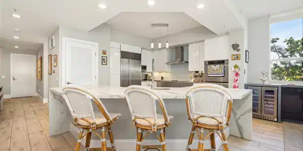 Image 4: Kitchen
