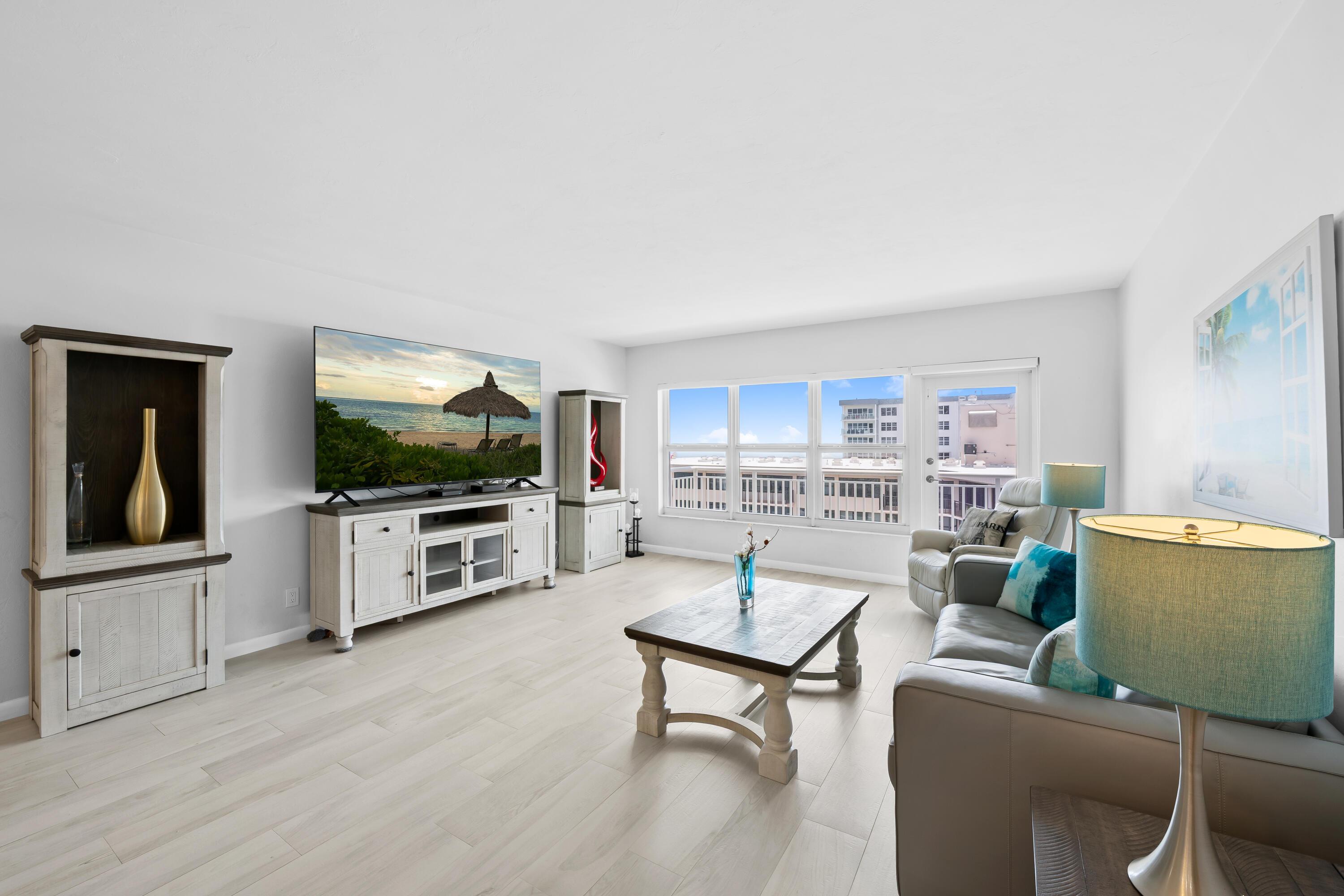 Image 3: Living room