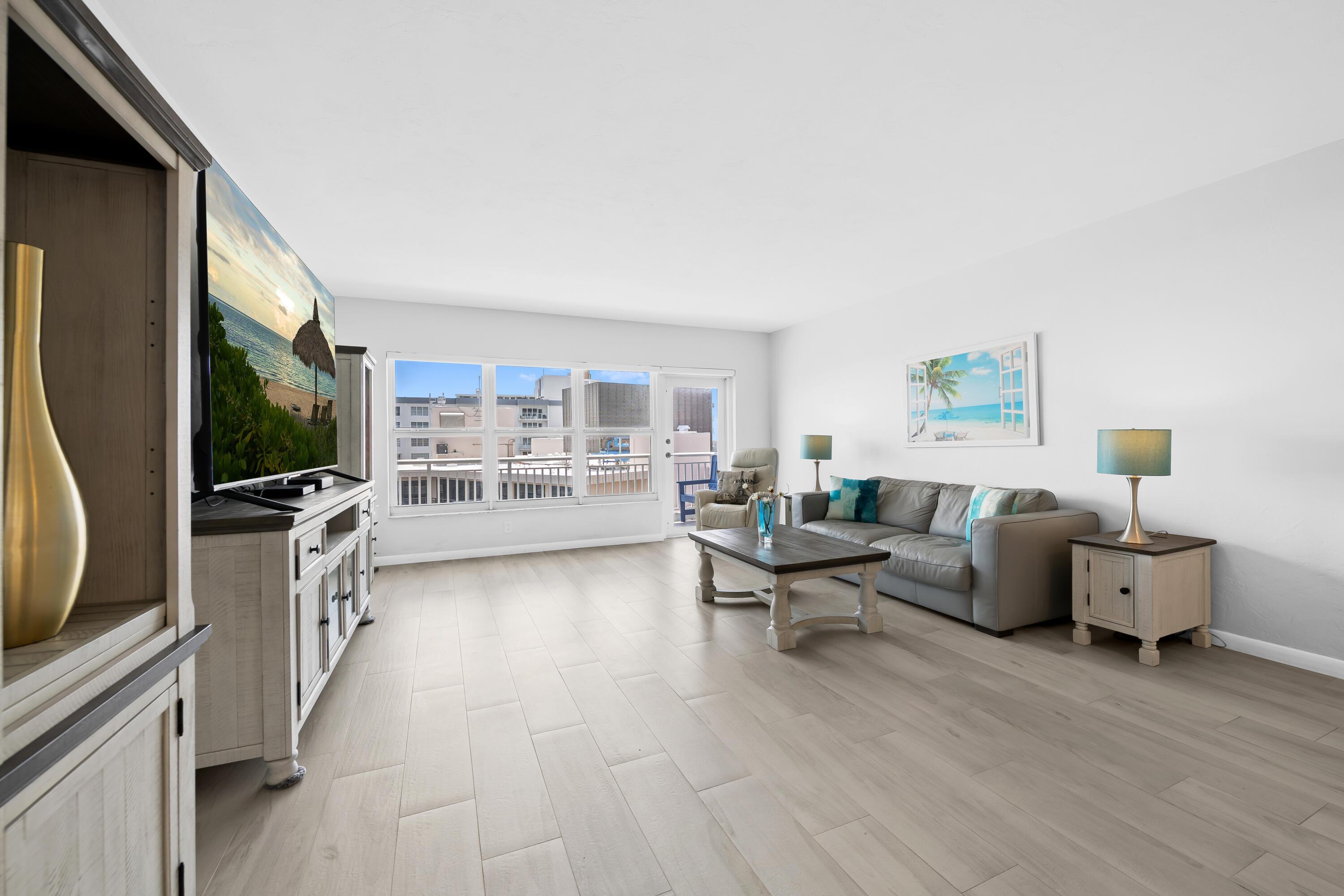 Image 4: Living room