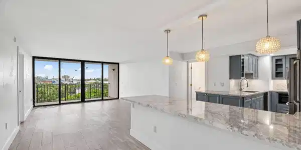 Image 4: Living room