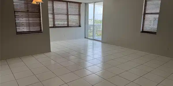 Image 3: spacious living room