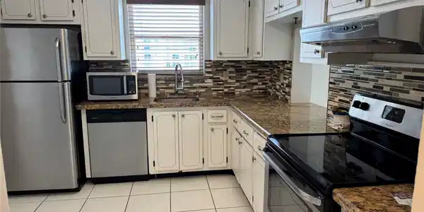 Image 4: spacious kitchen