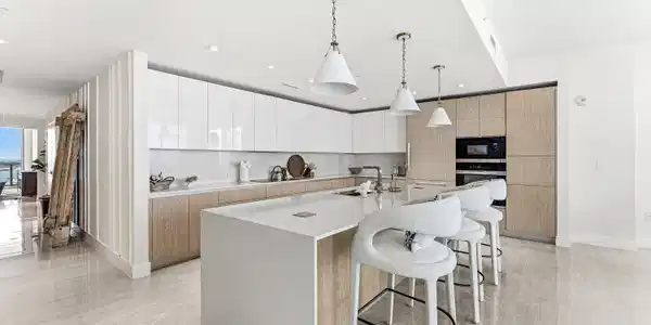 Image 3: 005-3100NorthOceanDrive-1702P-RivieraBea