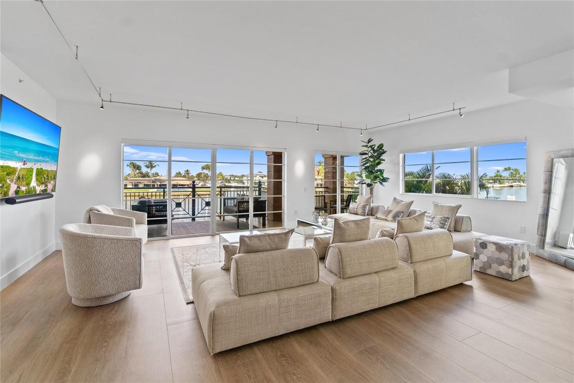 Image 2: LIVING/ DIRECT INTRACOASTAL