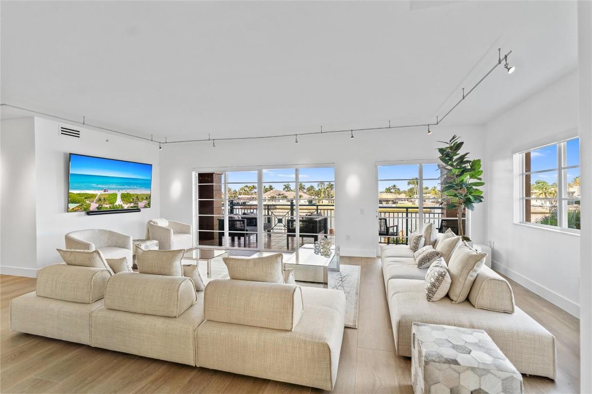 Image 3: LIVING/ DIRECT INTRACOASTAL