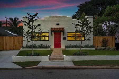 820 N Palmway