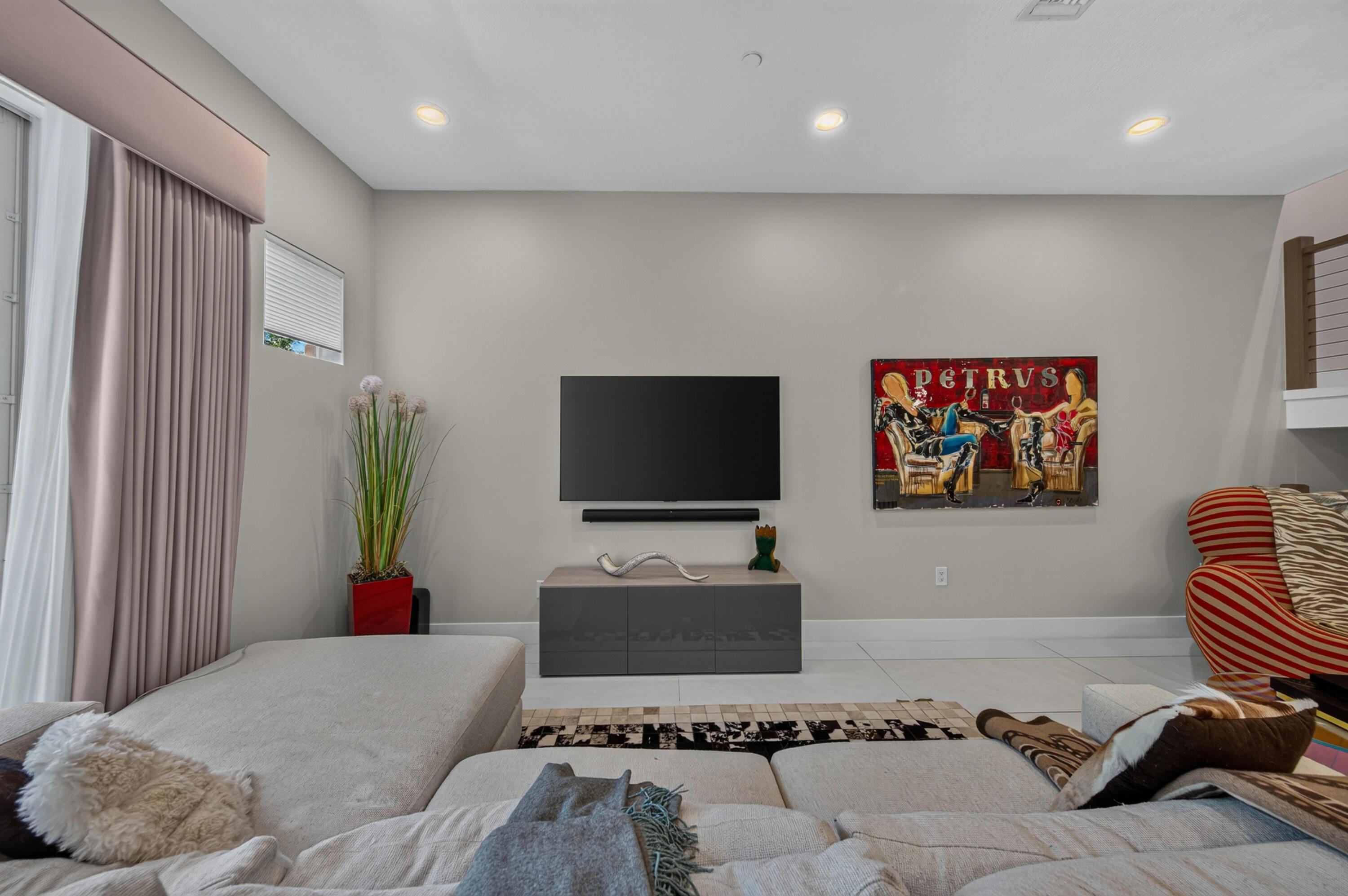 Image 2: LIVING ROOM