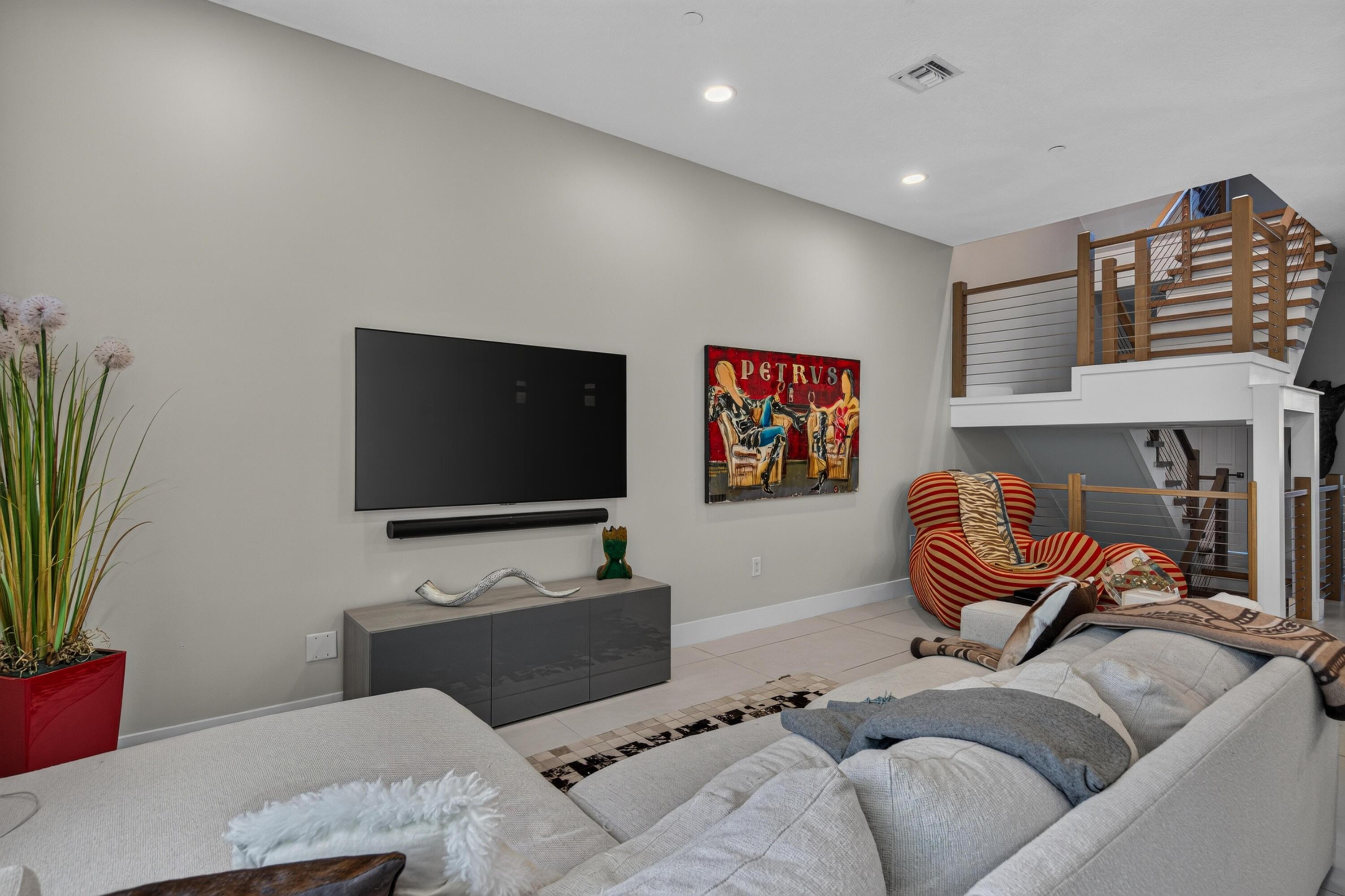 Image 3: LIVING ROOM