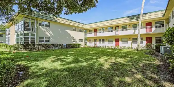 Image 3: 3 vista gardens 203 3