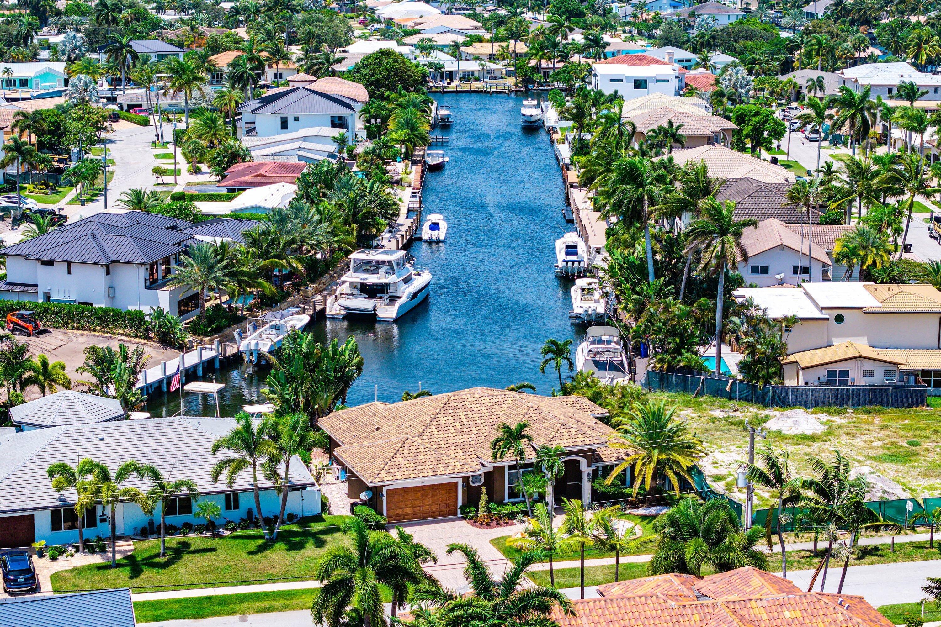 Image 4: Waterfront properties featuring private boat docks