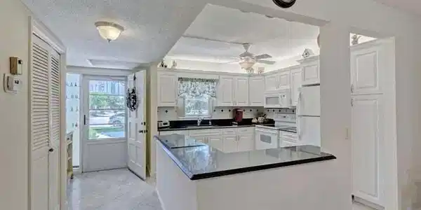 Image 4: KITCHEN
