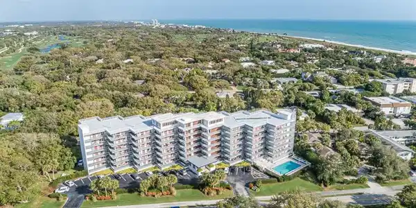 935 E Causeway Boulevard