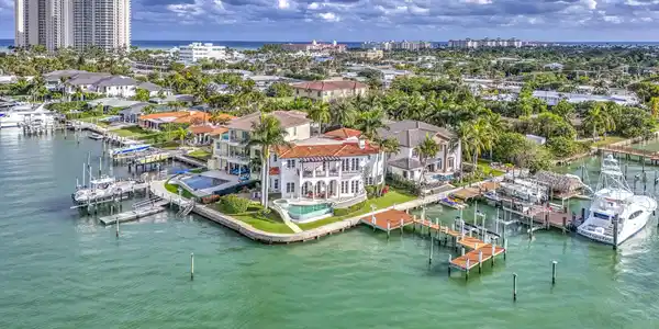 Image 2: 2775LakeDr-83
