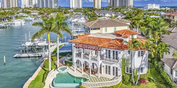 Image 3: 2775LakeDr-86