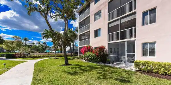 Image 2: 353 US1 Apt A108 Jupiter FL-small-024-04