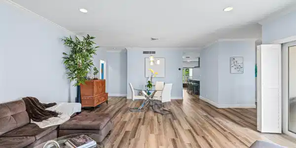 Image 4: LIVING_ROOM_IN_DT