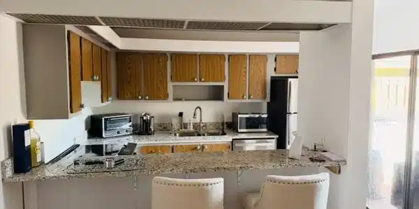 Image 2: Kitchen with bar