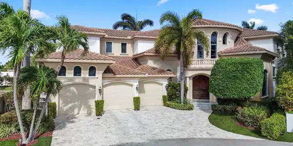 721 NE Lakeview Terrace