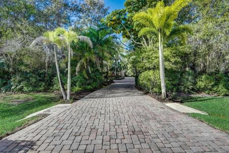 2072 SW Racquet Club Drive