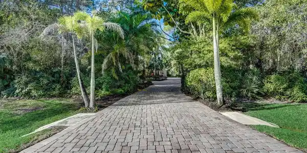 2072 SW Racquet Club Drive