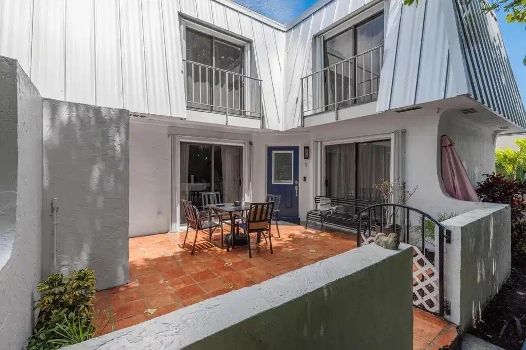 Image 1: Courtyard 4